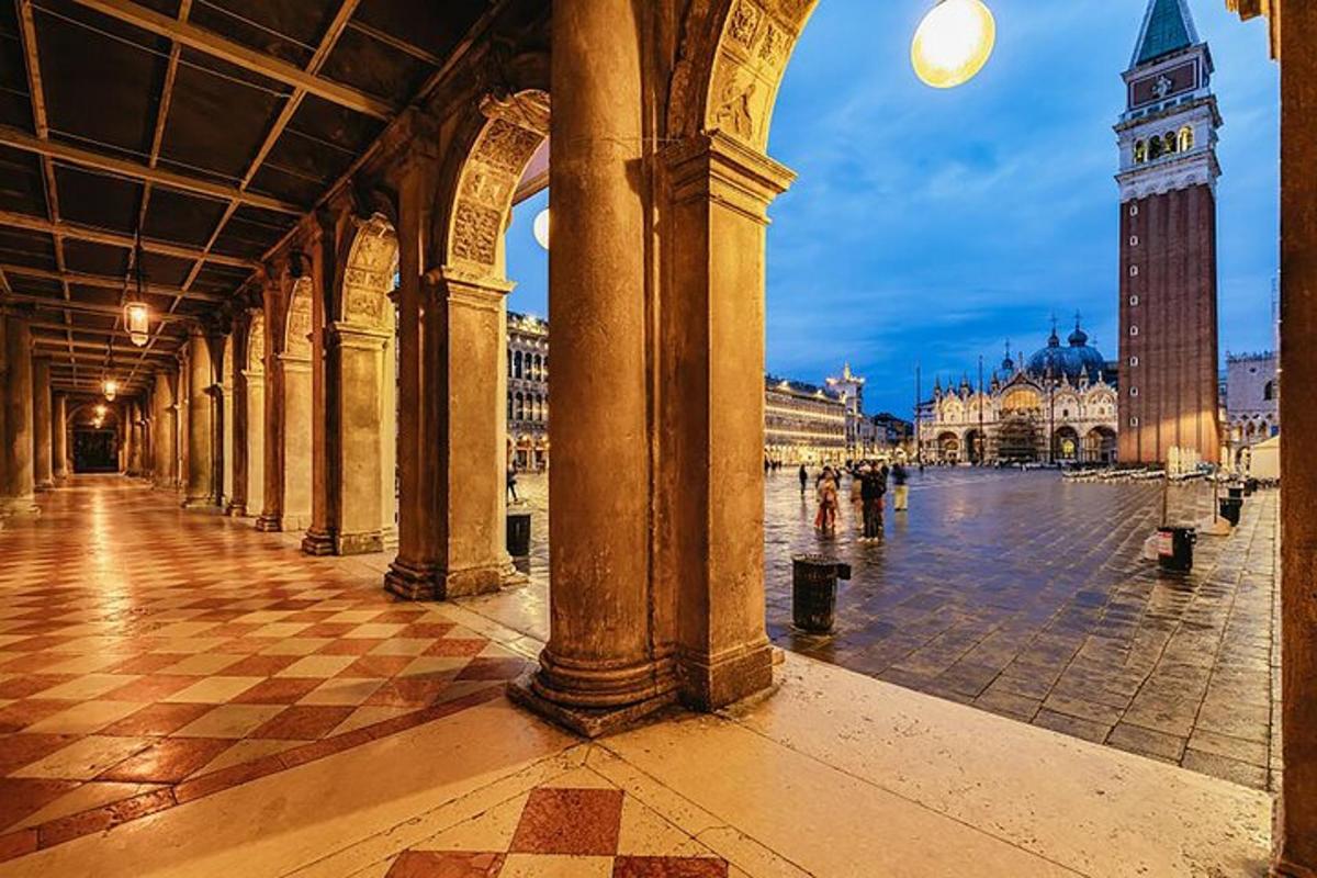 una vista di un edificio con una torre dell'orologio