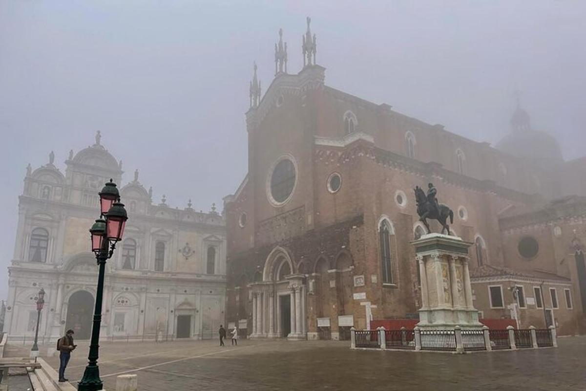 un grande edificio con una statua di fronte