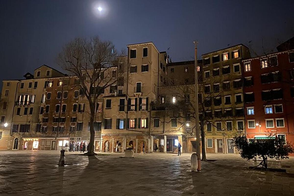 um grupo de edifícios em uma cidade à noite