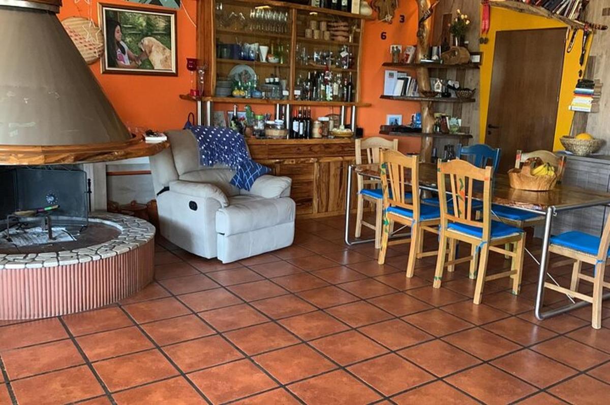 σαλόνι με τζάκι και τραπέζι και καρέκλες