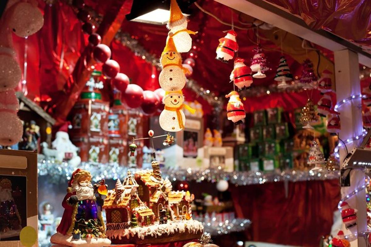 un negozio con decorazioni natalizie e ornamenti natalizi