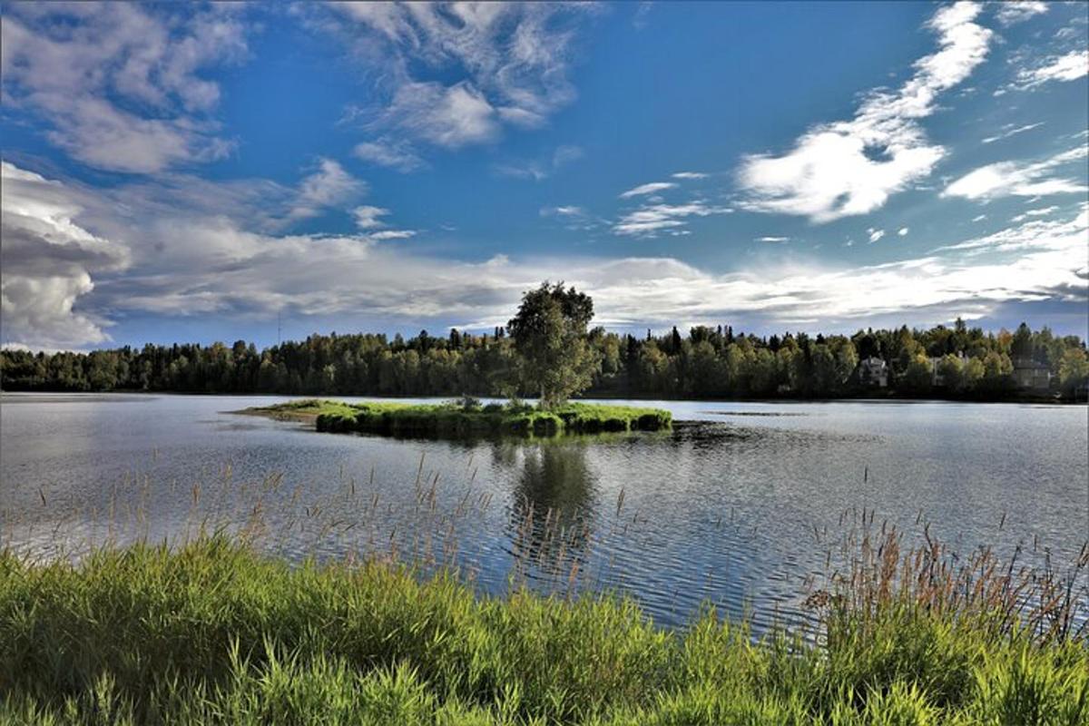 en liten øy midt i en stor innsjø