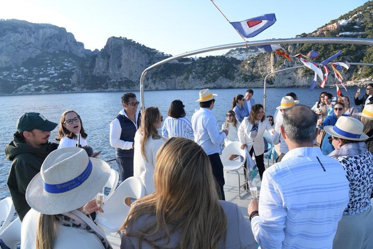 grupp inimesi paadis vees
