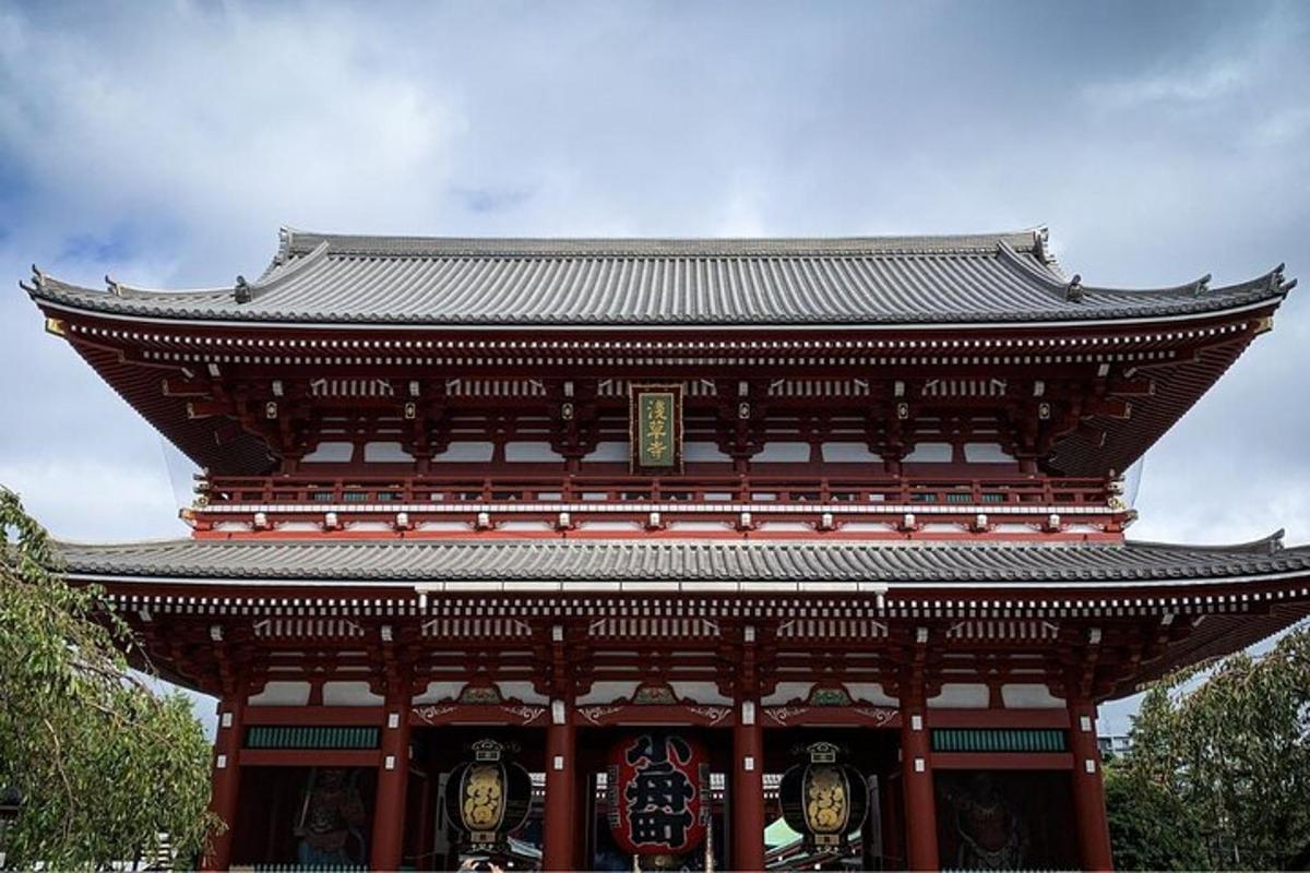 pagoda so strechou na vrchole