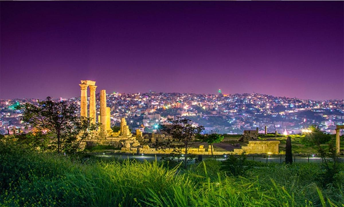 una vista di una città di notte con le luci