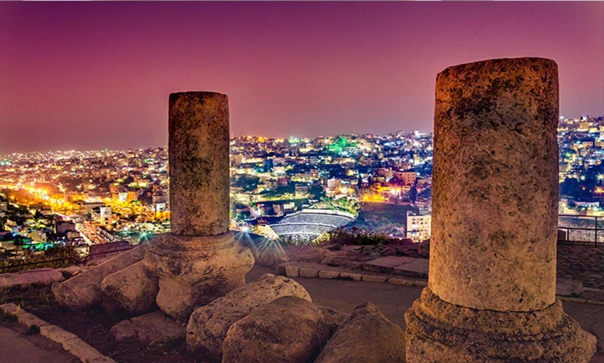 una vista di una città di notte