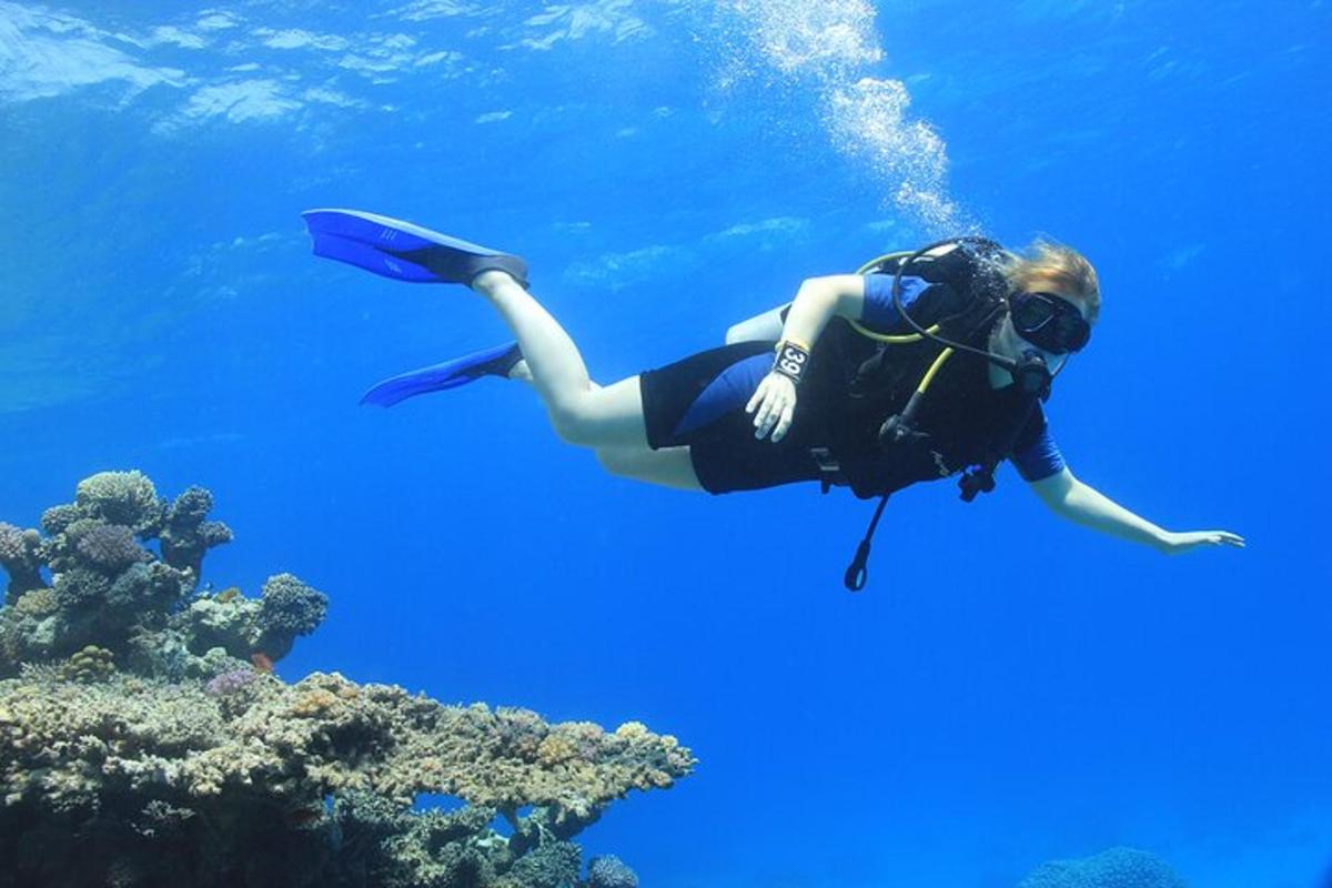 una donna sta nuotando nell'oceano vicino alle barriere coralline