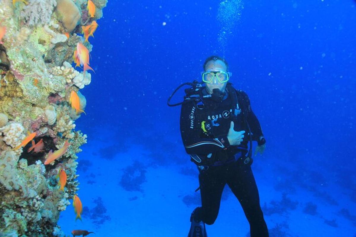 un uomo in piedi nell'acqua con una macchina fotografica