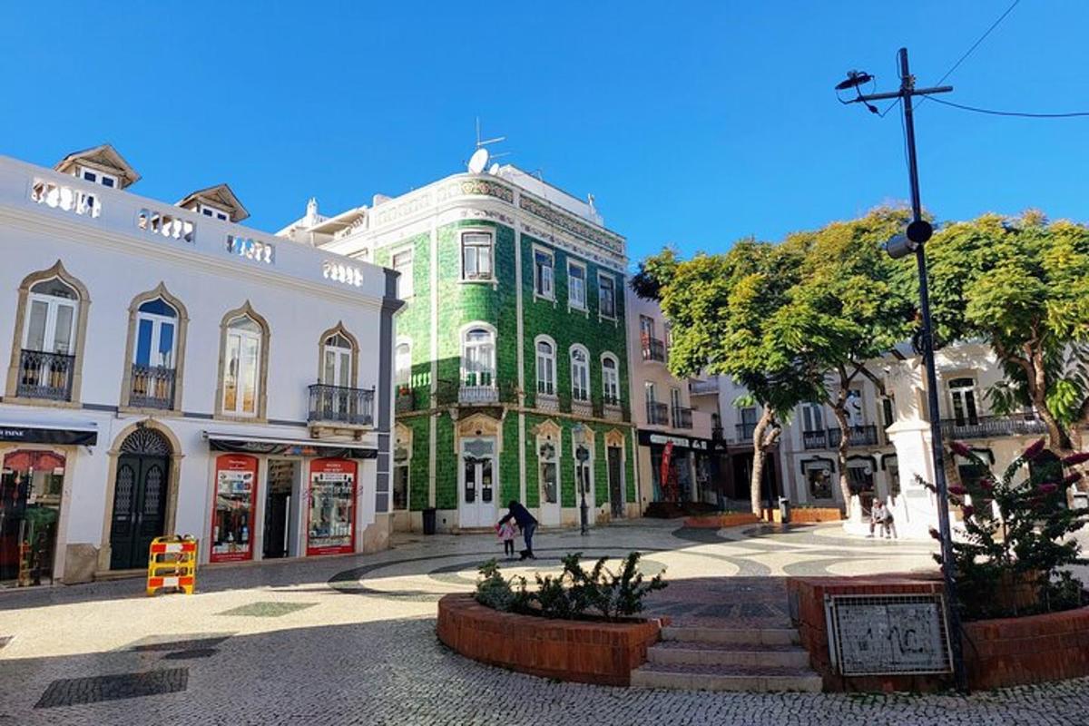 o stradă a orașului cu o clădire verde și albă