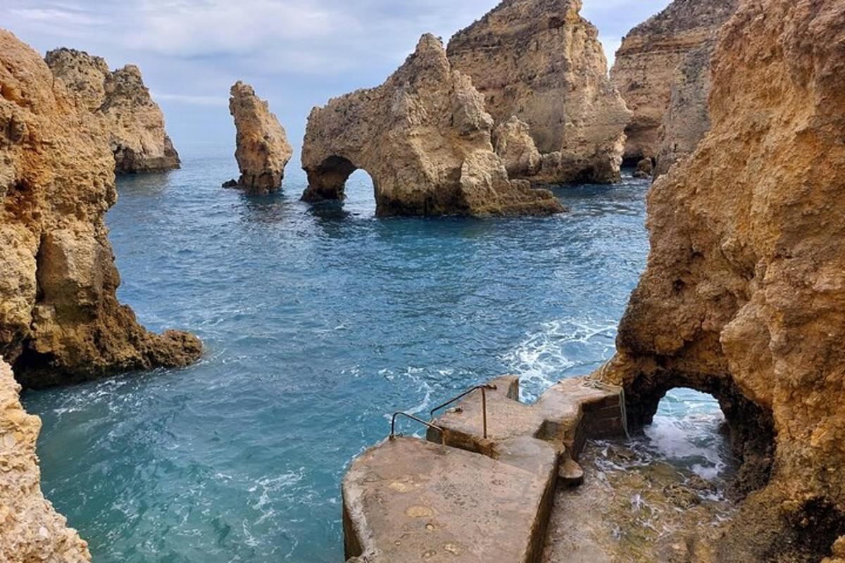 o scară care duce în ocean printre două stânci
