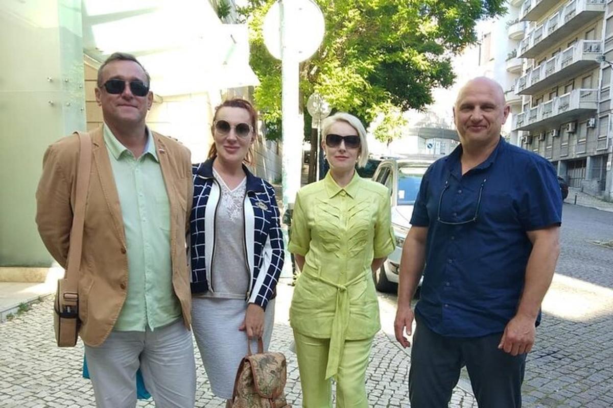 un grup de oameni care stau pe o stradă
