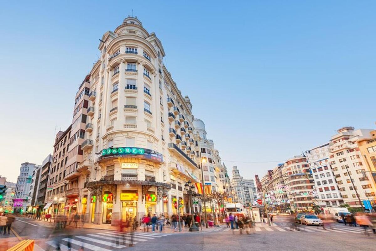 un gran edifici en un carrer d'una ciutat