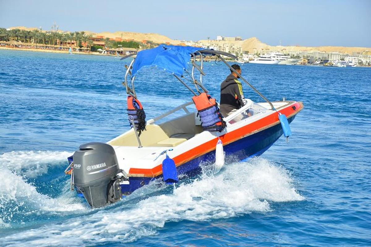 một người đàn ông trên thuyền dưới nước
