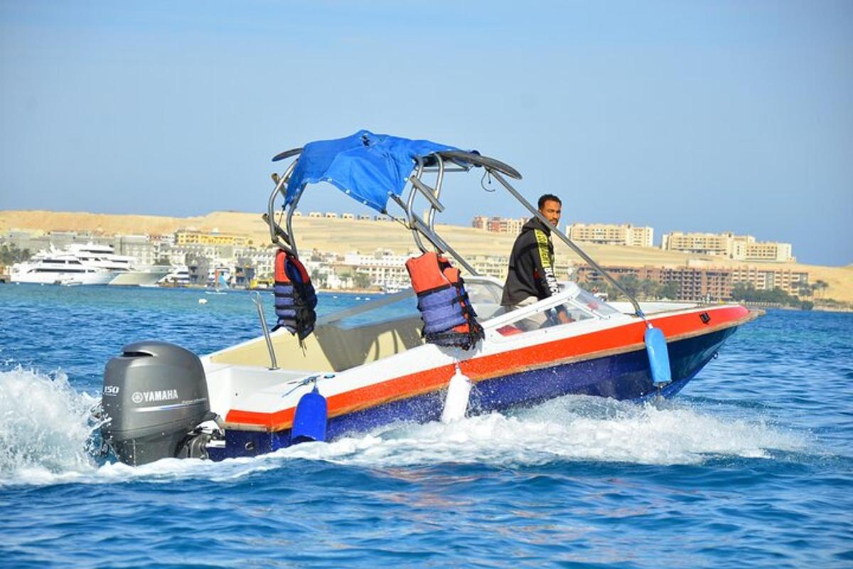 un hombre en un barco en el agua