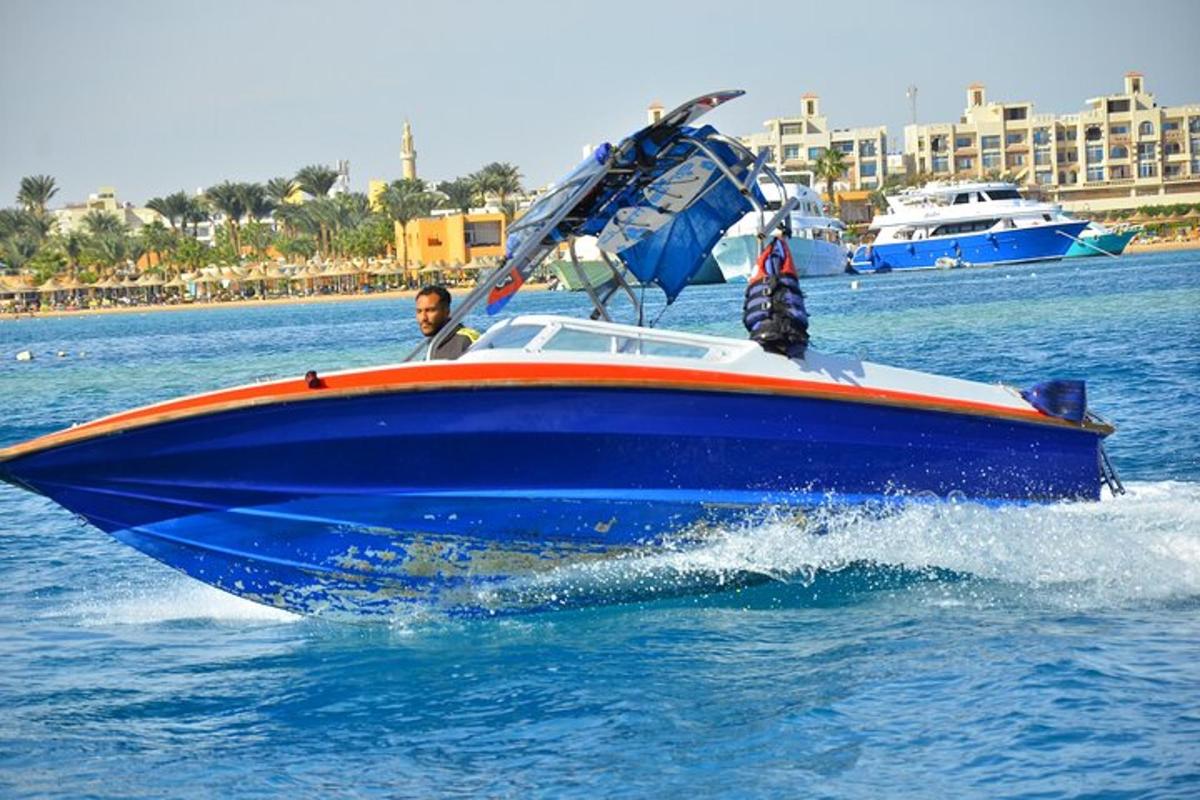 un hombre en un bote azul en el agua