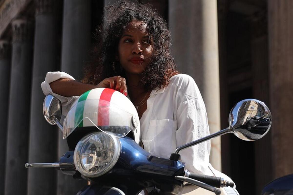 una donna è seduta su uno scooter