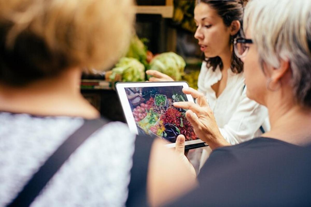 dua wanita melihat tablet di kedai runcit