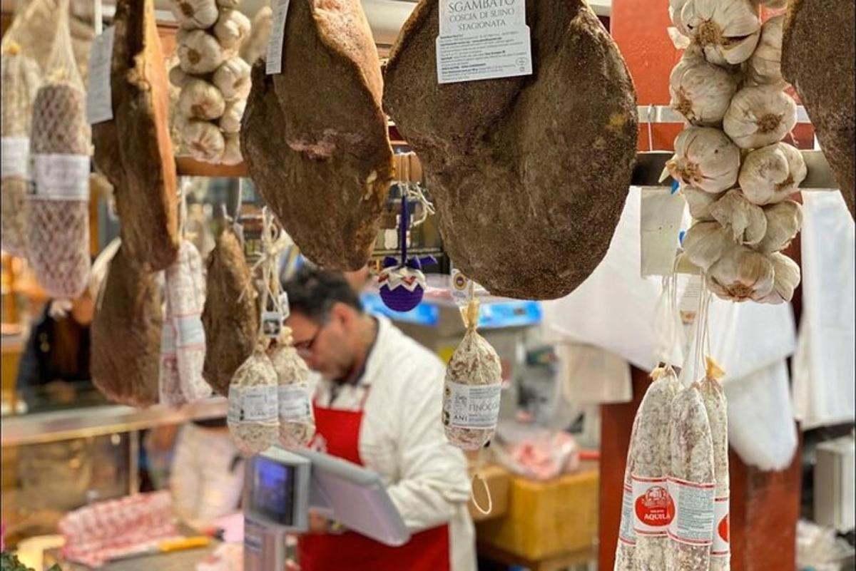 muškarac koji radi u trgovini s prijenosnim računalom