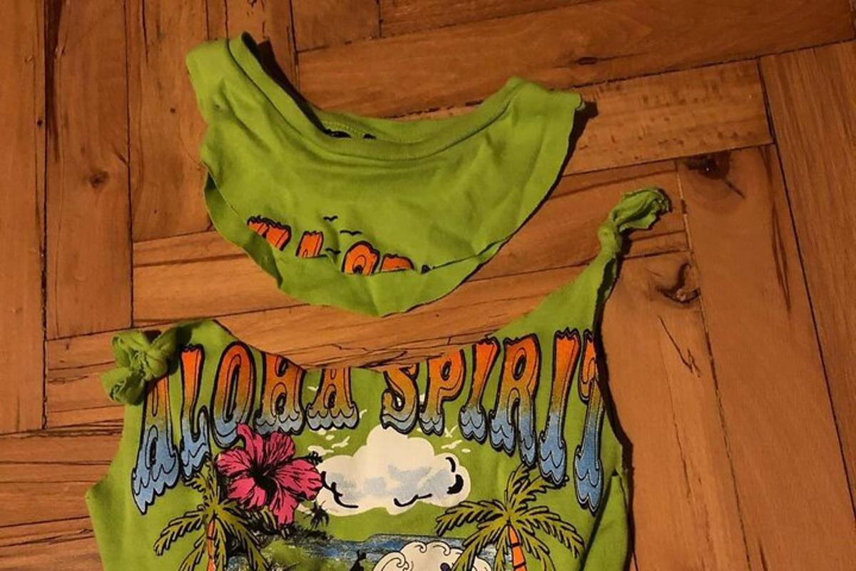 una camicia verde appesa a una parete di legno