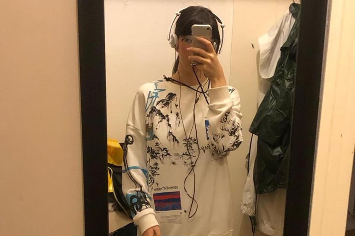 una donna che si scatta una foto allo specchio