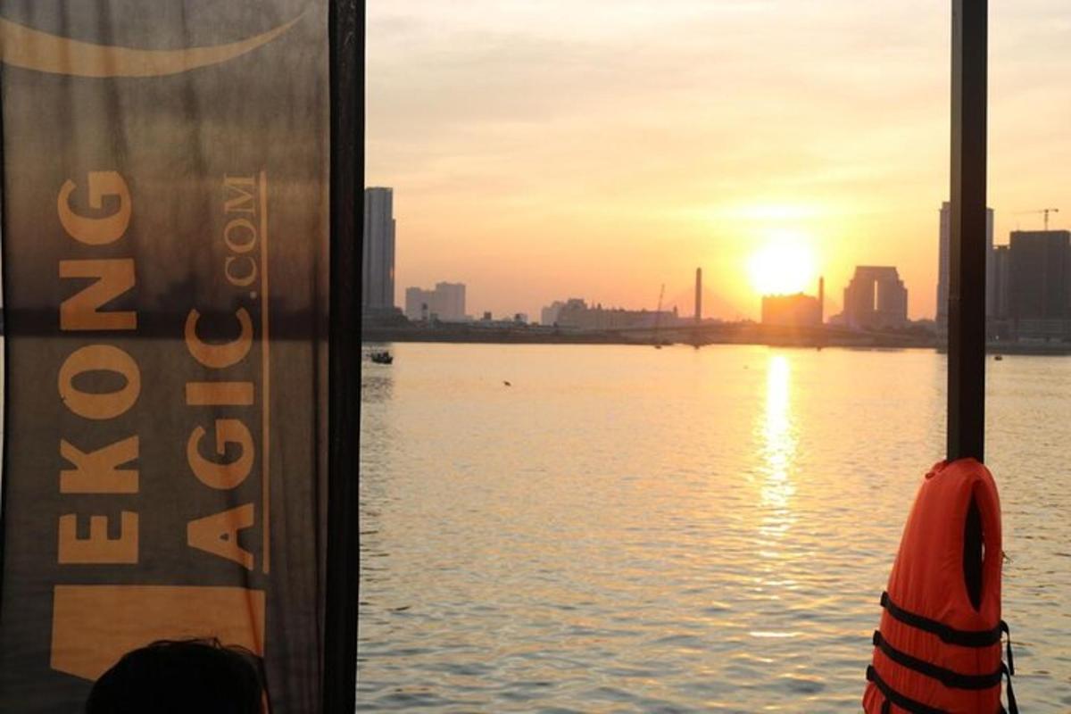 een uitzicht op de zonsondergang vanaf een boot