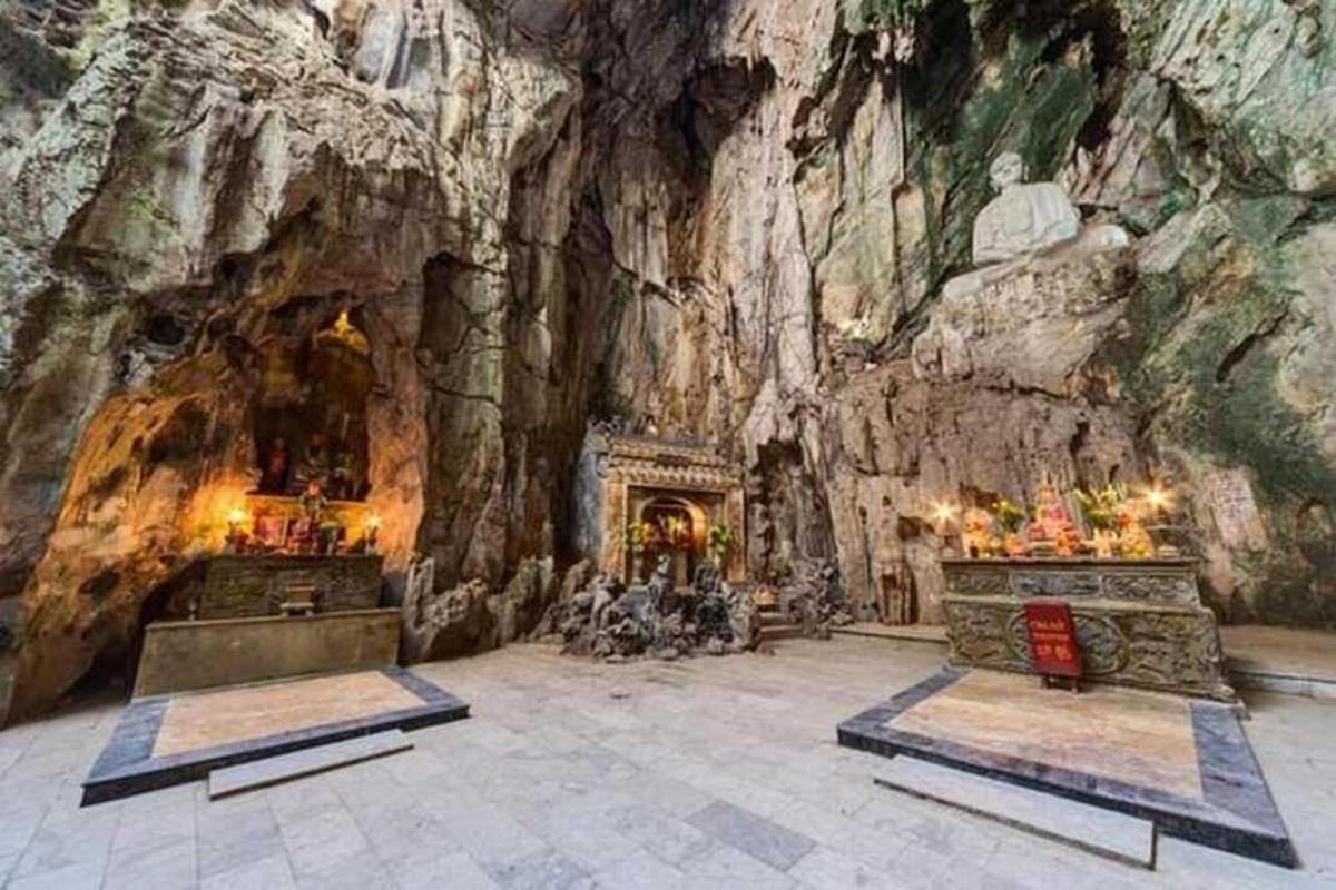 una chiesa in una grotta con un muro di pietra
