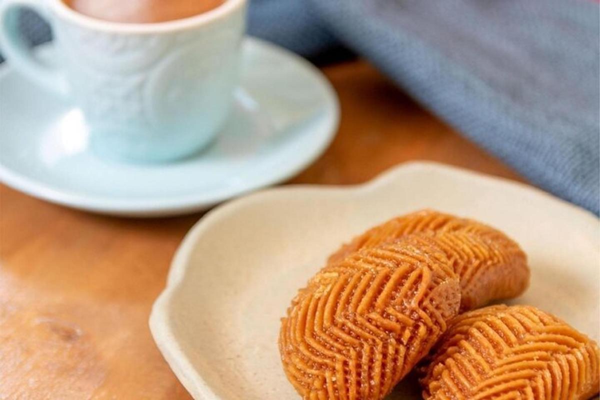 o farfurie cu o bucată de pâine și o ceașcă de cafea
