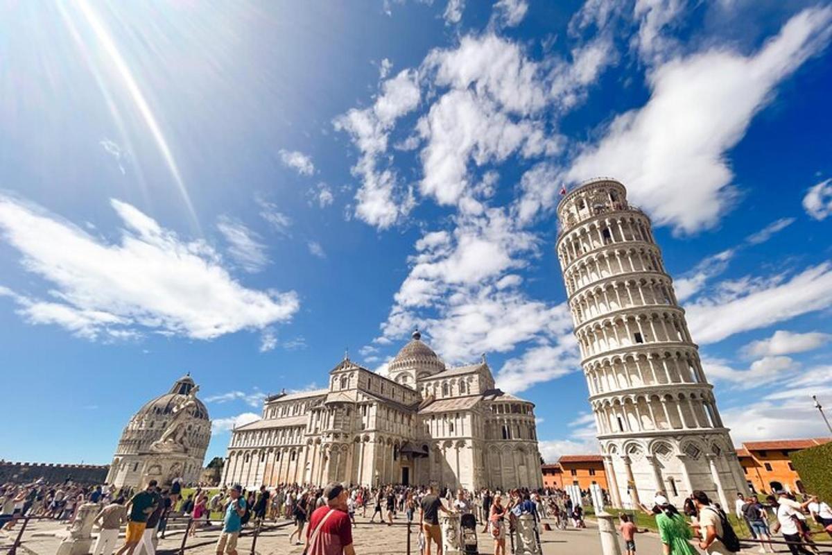 grupp inimesi seisab Pisa kaldtorni ümber