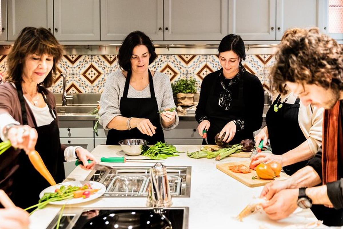 sekumpulan wanita di dapur menyediakan makanan