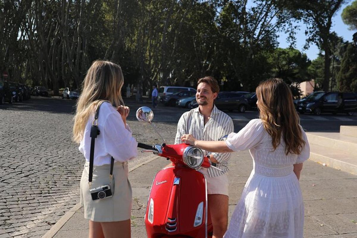 Un hombre y una mujer de pie junto a un scooter rojo.