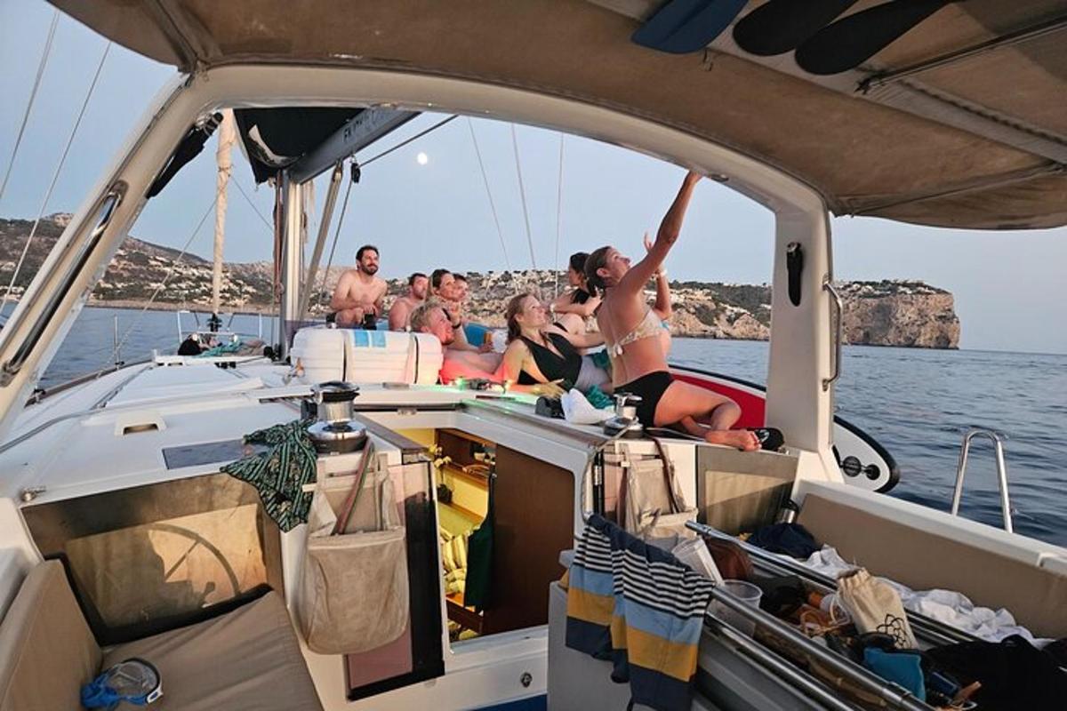 egy csoport ember ül egy csónakban a vízben