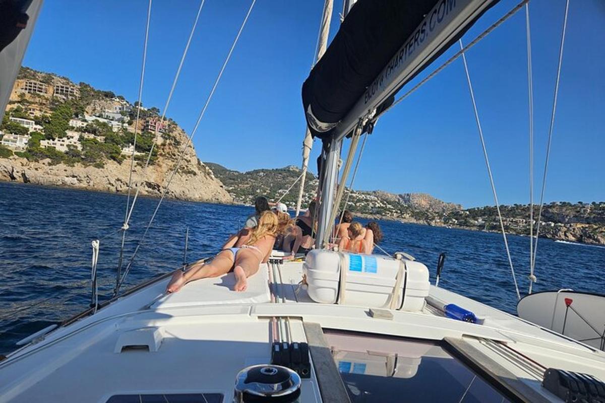 um grupo de pessoas em um barco na água