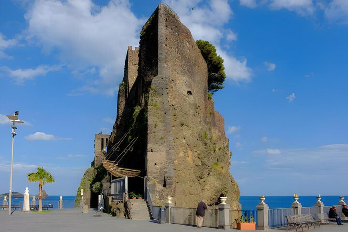 Un gran edificio de piedra junto al océano.