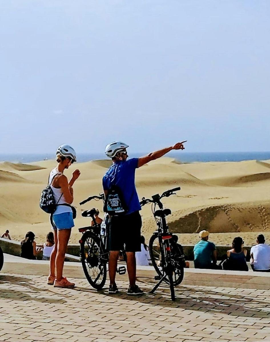 un home i una dona drets al desert amb bicicletes
