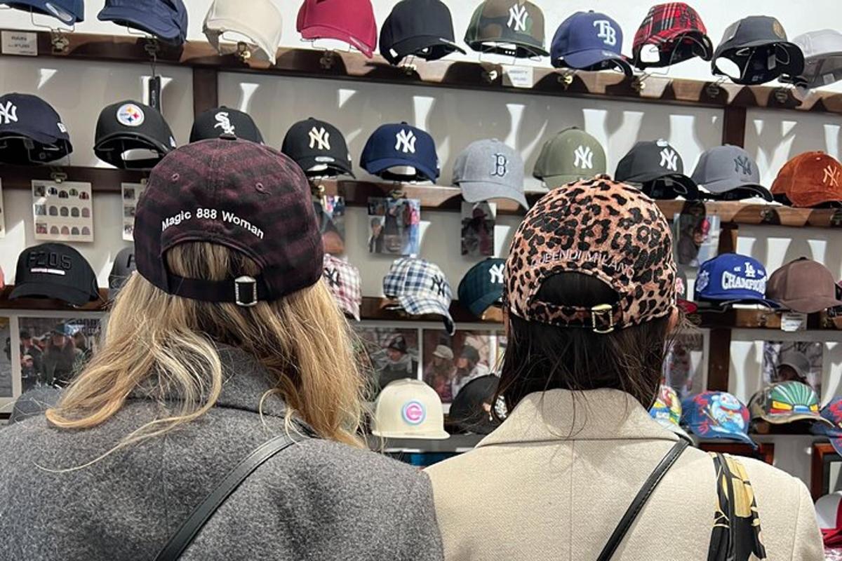 dua orang melihat topi di sebuah kedai