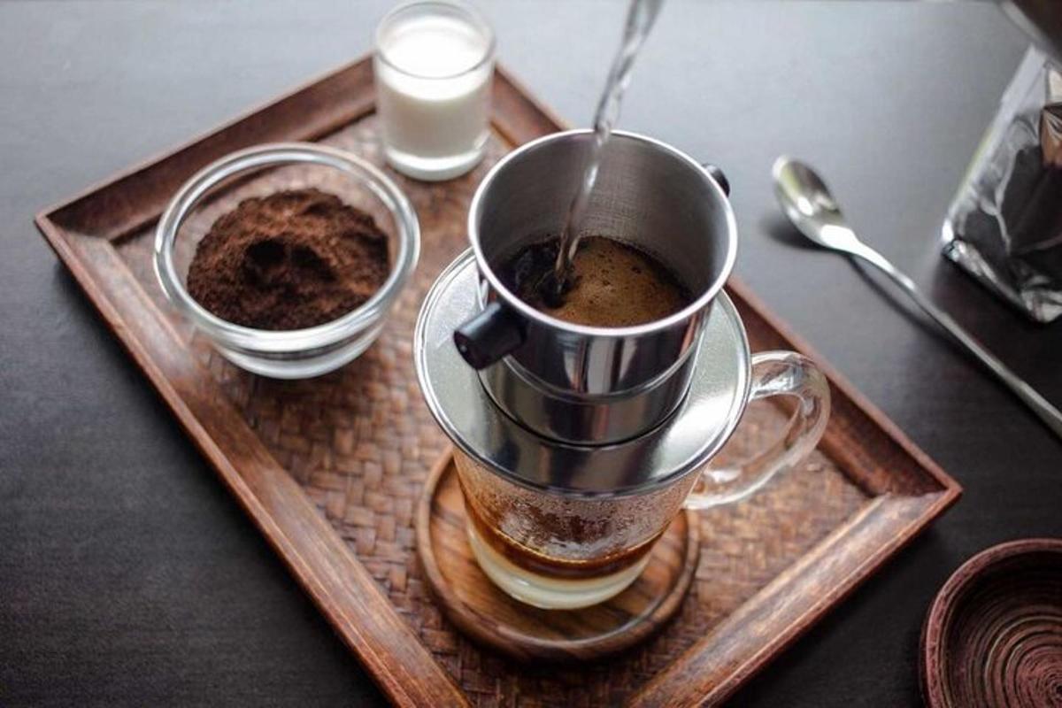 un vassoio con una tazza di caffè su un tavolo