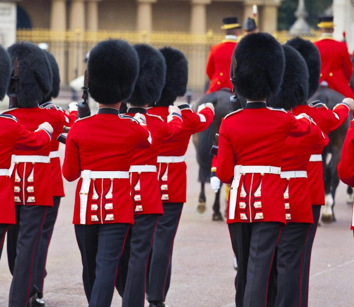 un gruppo di persone vestite con uniformi rosse