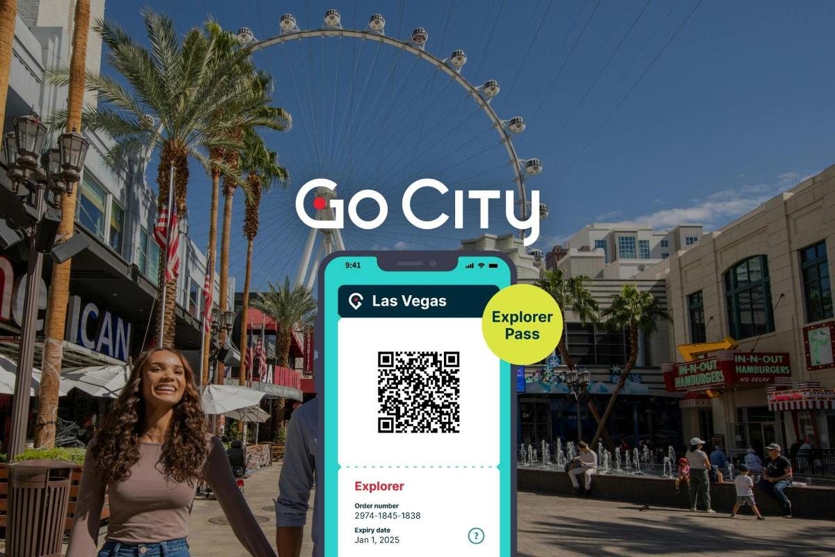 seorang wanita berdiri di samping tanda "go city"