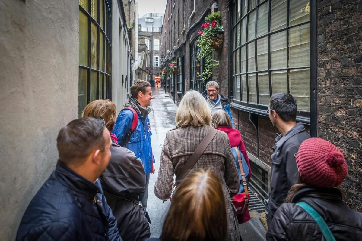 um grupo de pessoas caminhando por uma rua