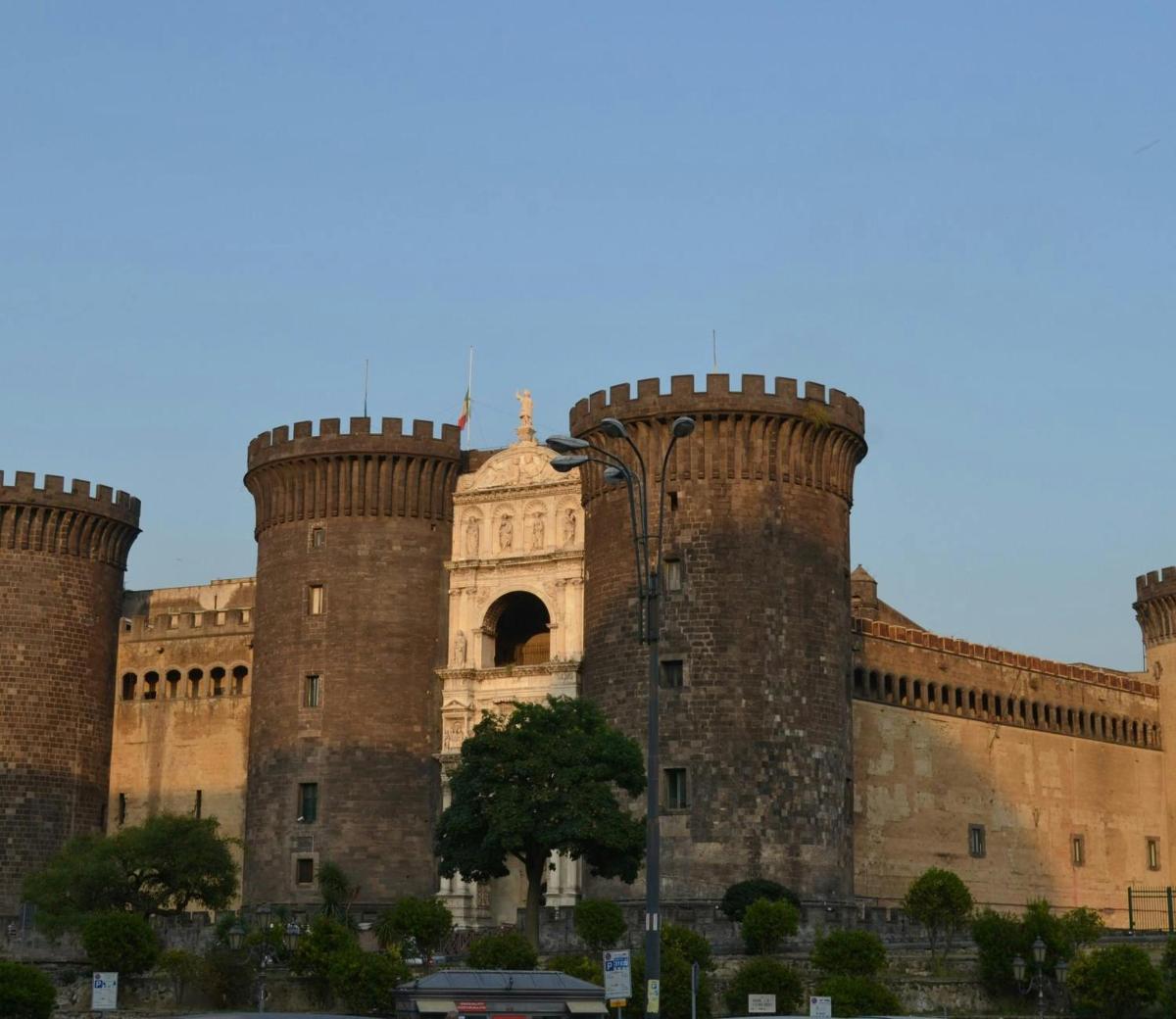 velký hrad s věžemi a věžičkami