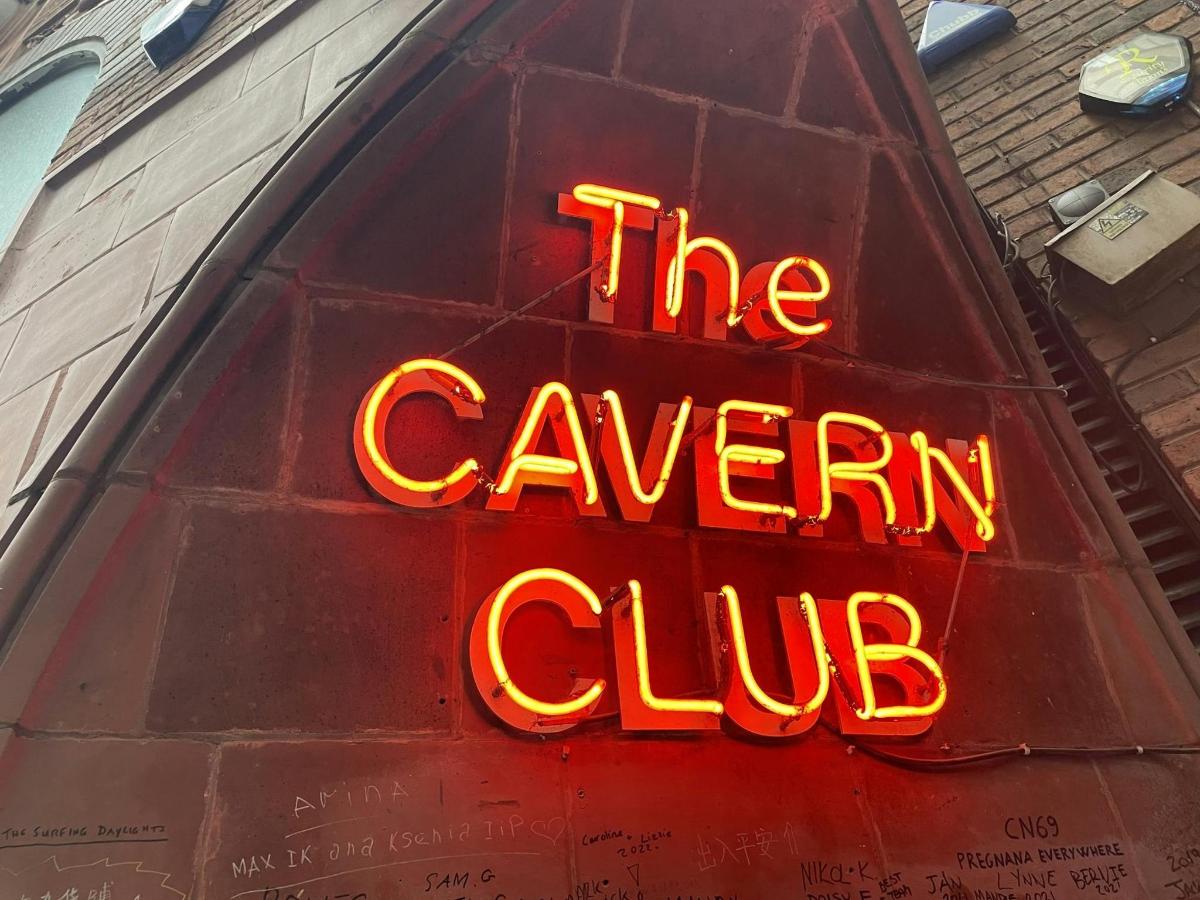 un'insegna al neon che dice il Cavern Club