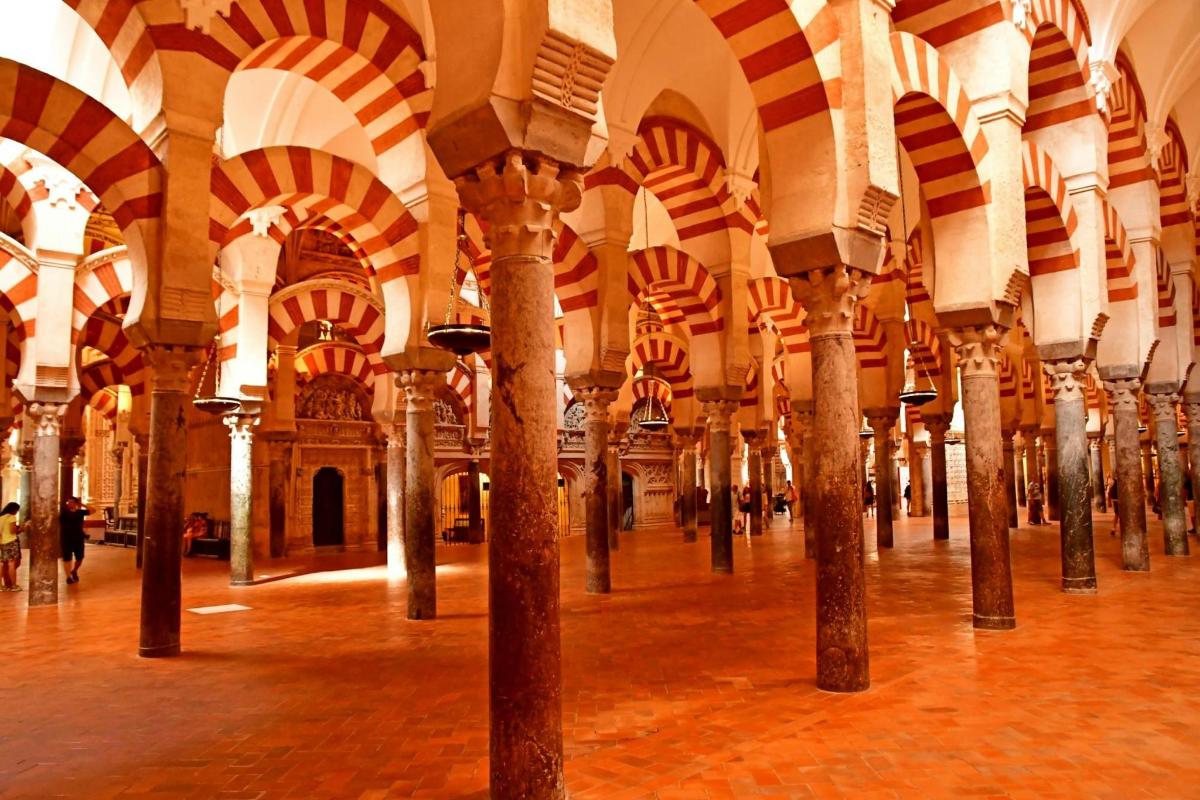 a row of columns in a large building with ceilings