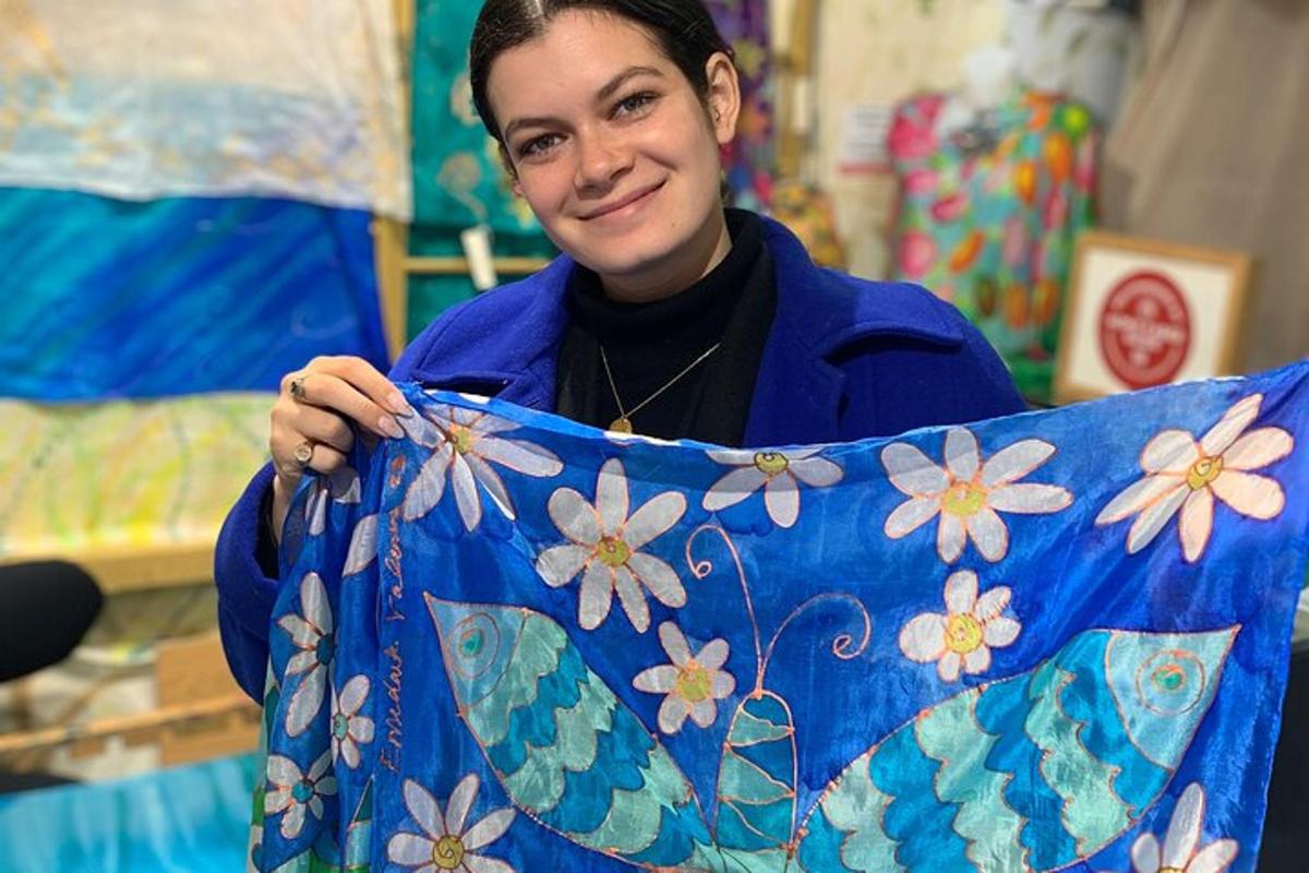 Una mujer sostiene una manta azul.