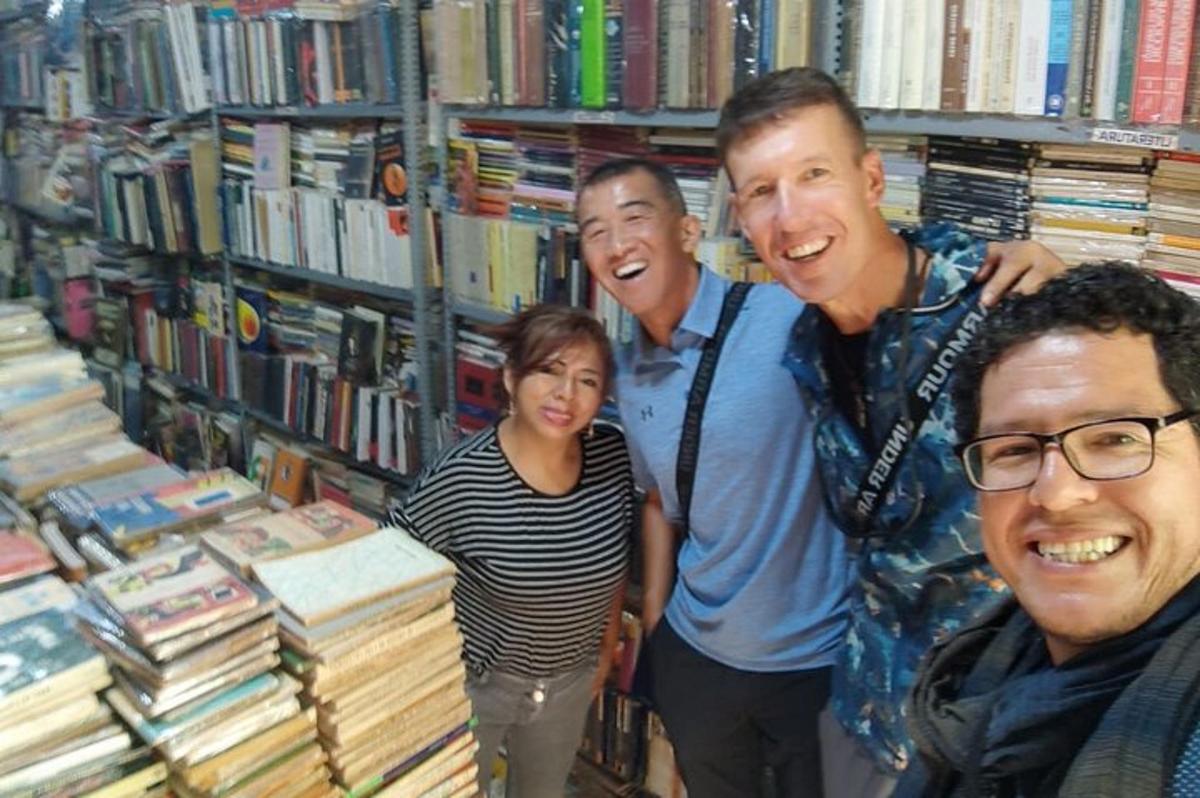 مجموعة من الأشخاص يقفون في مكتبة مع الكتب