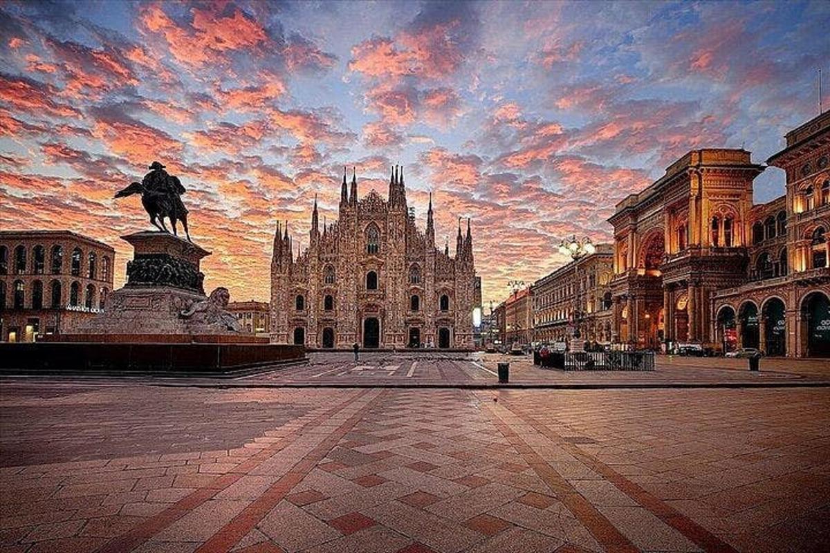 o clădire mare cu o statuie în mijlocul străzii