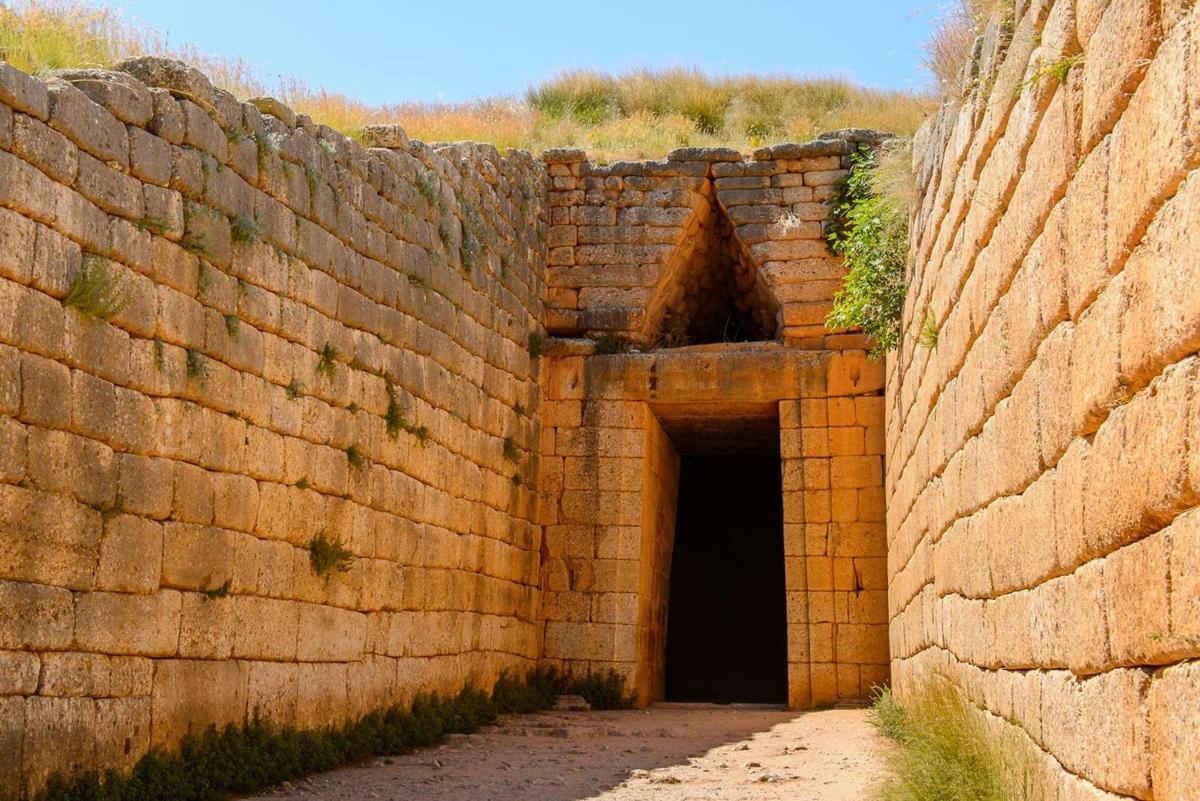 un grande muro di mattoni con una porta al suo interno