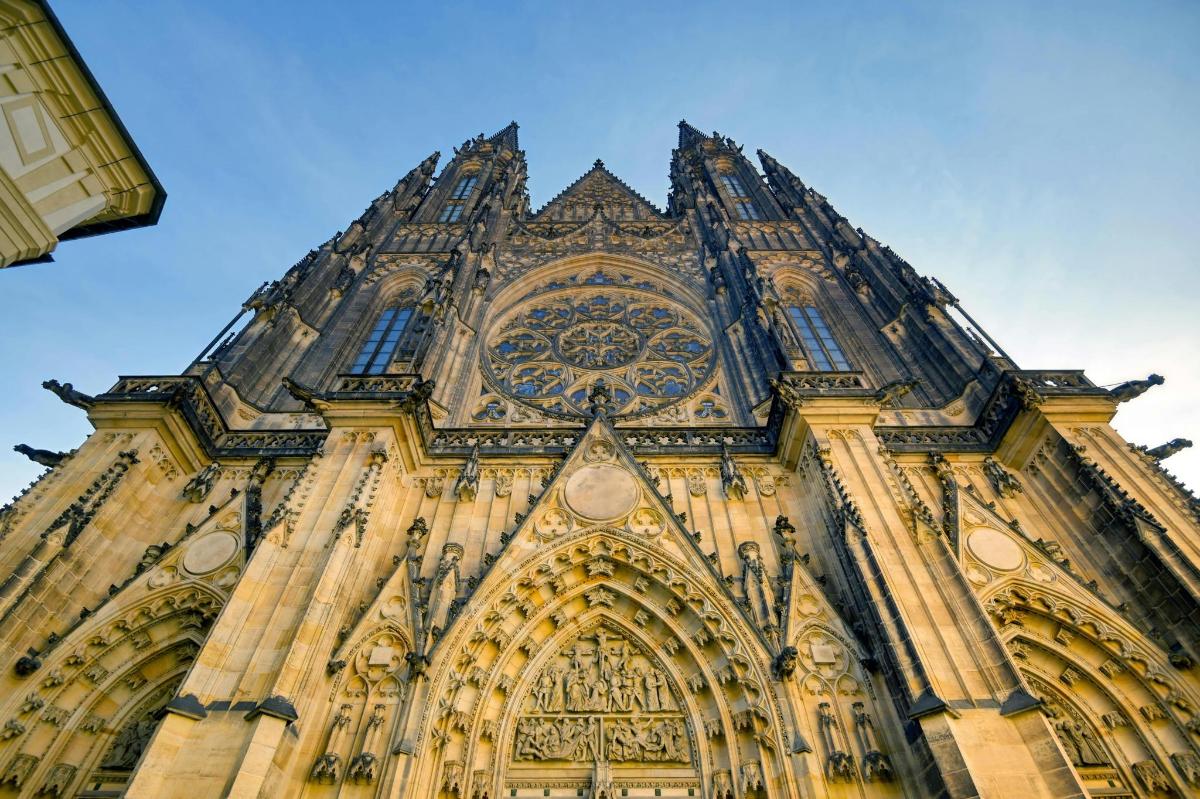 un edificio con un orologio sulla facciata