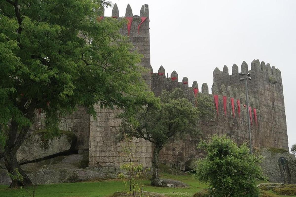 Un gran castillo con pintura roja.