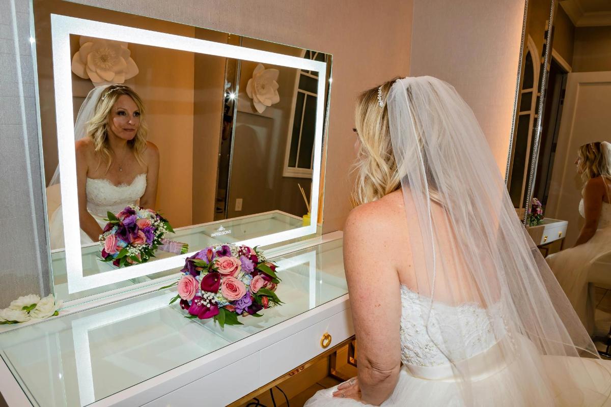 une mariée se regarde dans un miroir
