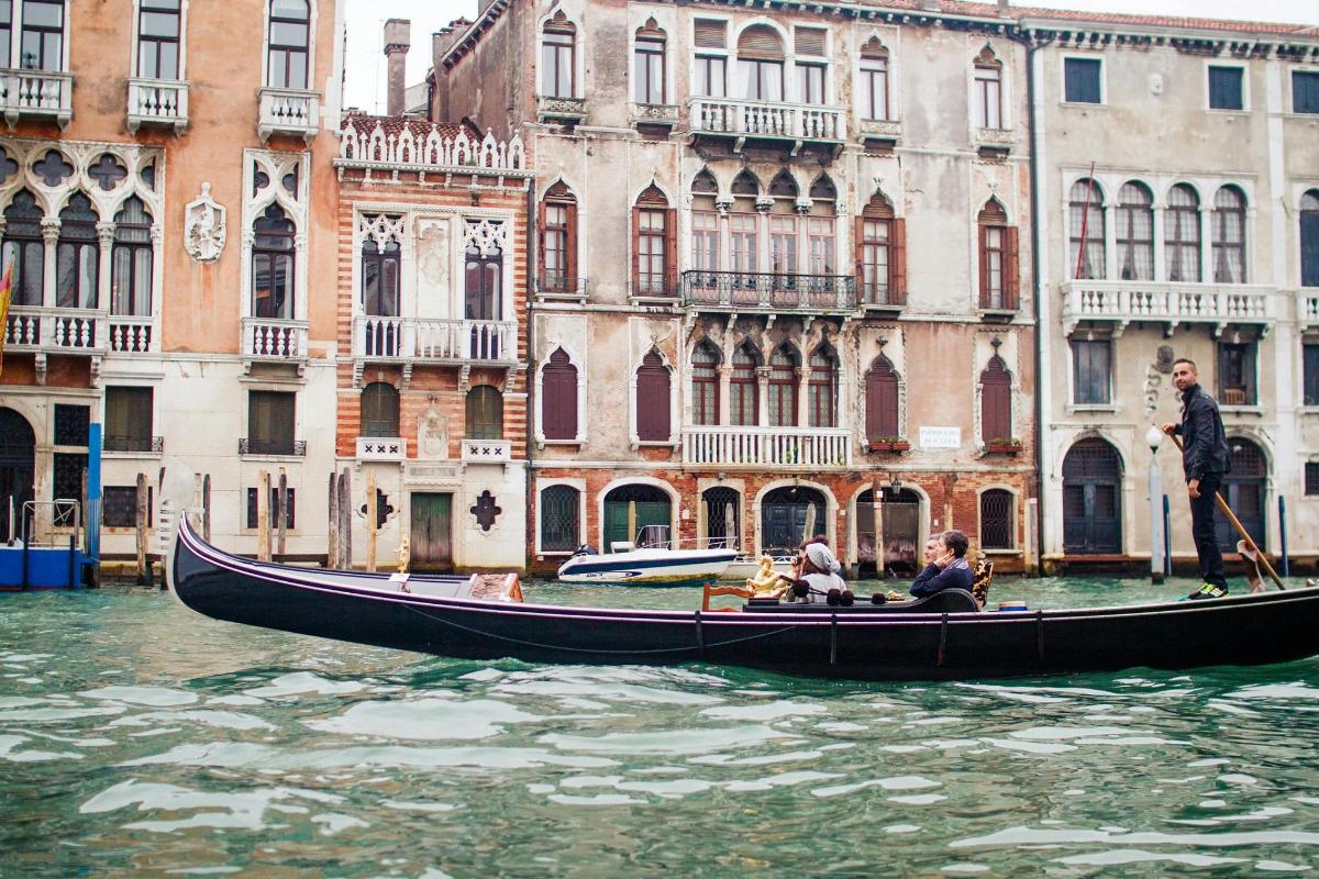 sekumpulan orang dalam gondola di terusan